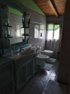y baño con 2 lavabos, bañera y aseo. en Casa intera indipendente con giardino privato en Imperia