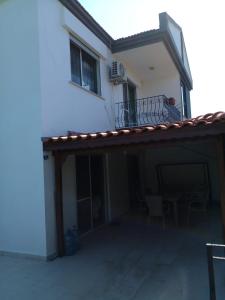 an external view of a house with a balcony at Luxury villa 3 bedrooms swimming pool in Cesme