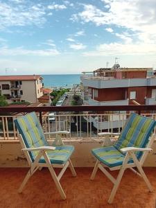 2 sillas en un balcón con vistas al océano en Casa dei miei en Sperlonga