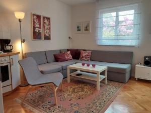 un soggiorno con divano e tavolino da caffè di Apartment Emili Marina a Marina