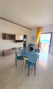 uma sala de estar com mesa e cadeiras e uma cozinha em Castellammare Holiday em Alcamo Marina