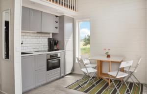 uma cozinha com uma mesa e uma mesa e cadeiras em Nice Home In Hammar With Kitchen em Gunnarskär