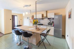 Kuchyň nebo kuchyňský kout v ubytování Déli Terasz B Apartman Free parking, self-check-in anytime