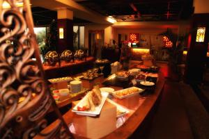 una línea de buffet con muchos tipos diferentes de comida en The Natsepa Resort and Conference Center, en Ambon