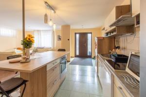 Kuchyň nebo kuchyňský kout v ubytování Déli Terasz B Apartman Free parking, self-check-in anytime