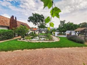 a house with a garden in the middle of a yard at Vidéki Ház in Tagyon