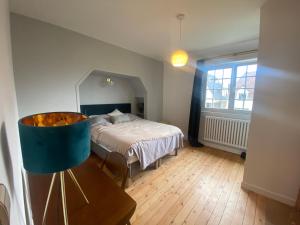 una camera da letto con un letto e una grande finestra di Villa Vacances a Le Touquet-Paris-Plage