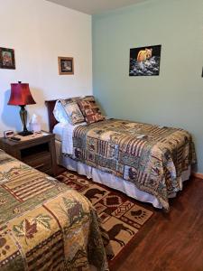 um quarto com duas camas e um candeeiro sobre uma mesa em Southern Bluff Bed & Breakfast em Soldotna