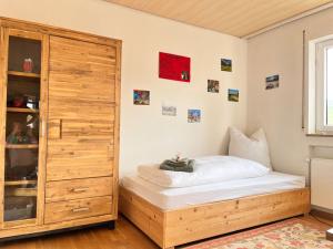 Postel nebo postele na pokoji v ubytování Großzügige Wohnung, Bergblick, Vintage