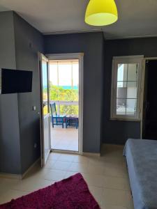 Schlafzimmer mit einem Bett und einer Schiebetür mit einem Balkon in der Unterkunft Sword hotel in Sile