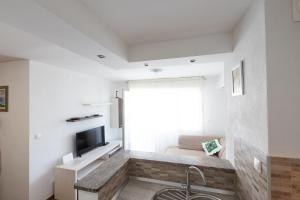 a small living room with a sink and a window at Apartment Srecko in Omiš