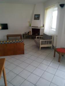 TV a/nebo společenská místnost v ubytování Iris Seafront Apartments