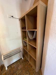 une étagère dans un coin d'une pièce dans l'établissement Kuschelige Wohnung im Eisacktal, à Villandro