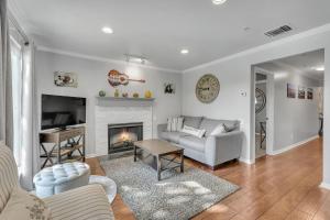 Posezení v ubytování Nash Star Private Condo - 2bed, 2bath, Sleep 6, 25 Min Walk To Broadway And All Nashville Attractions, Pool, Gym