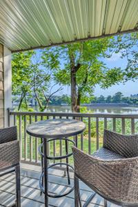 een tafel en stoelen op een terras met uitzicht op een rivier bij Nash Gold Condo, 20min Walk to Downtown, 2Bd,2Bth in Nashville