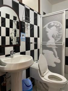 Koupelna v ubytování Hostal Arauco + 37 fotografií