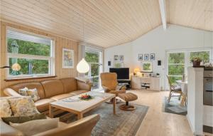 - un salon avec un canapé et une table dans l'établissement Amazing Home In lbk With Kitchen, à Ålbæk