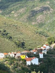 um grupo de casas numa colina com uma montanha em Mountain View 