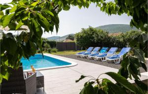 un grupo de tumbonas y una piscina en Lovely Home In Dugopolje With Wifi, en Split