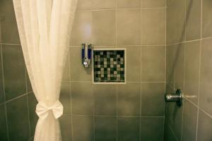 d'une douche avec rideau de douche blanc et d'une fenêtre. dans l'établissement La Quinta Caribeña, à Playa del Carmen