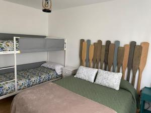 1 dormitorio con 1 cama, 1 cama y estante en Preciosa casa con jardín en Oriñon, en Oriñón