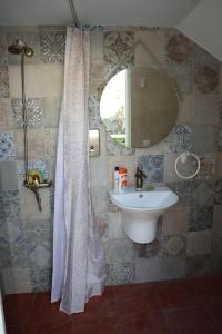 Un baño con lavabo y cortina de ducha. en Preciosa casa con jardín en Oriñon, en Oriñón 20 fotos más