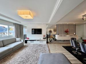 Μια τηλεόραση ή/και κέντρο ψυχαγωγίας στο Condado Di Merano 3 dorm Centro by Achei Gramado