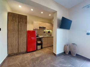 Cette chambre comprend une cuisine équipée d'un réfrigérateur rouge. dans l'établissement Summer Senses in Vourvourou, à Vourvourou