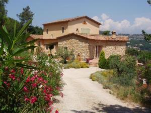 a stone house with a pathway in front of it at Un petit paradis en Provence in Fréjus