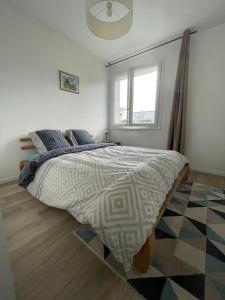 - une chambre avec un lit et une fenêtre dans l'établissement Appartement à 150m du lac- plage de l’Impérial, à Annecy