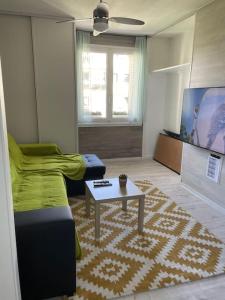 Appartement à 150m du lac- plage de l’Impérial في أنِسي: غرفة معيشة مع أريكة وطاولة قهوة