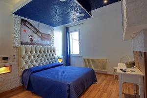 a bedroom with a bed with a blue ceiling at Vicolo Mincio Home in Salionze