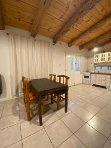 een eetkamer met een tafel en stoelen in een keuken bij Departamento con parque in San Martín de los Andes