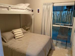 1 dormitorio con litera y ventana en BRISA de MAR en Valeria del Mar