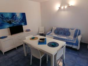 ポルトパーロにあるVilla Azul Carratoisのテーブル、ベッド、テレビが備わる小さな客室です。