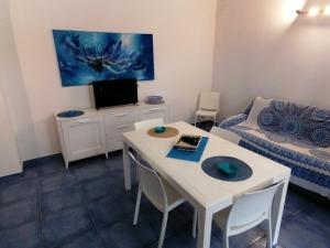 un soggiorno con tavolo e divano di Villa Azul Carratois a Portopalo