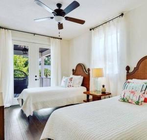 1 Schlafzimmer mit 2 Betten und einem Deckenventilator in der Unterkunft Beach Downtown Pet-friendly @ The Park Home-635 in Sarasota