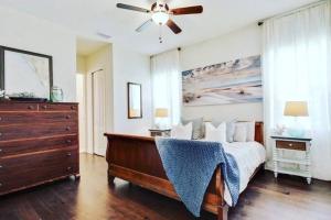 Ένα ή περισσότερα κρεβάτια σε δωμάτιο στο 3BD 3BA - Garage - Pet friendly - Balcony - Lido Beach - Downtown