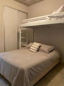 1 dormitorio con 1 cama con 2 literas en BRISA de MAR en Valeria del Mar