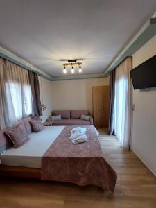 sypialnia z dużym łóżkiem i kanapą w obiekcie Summer Senses in Vourvourou w mieście Vourvourou