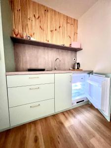 Kuchnia lub aneks kuchenny w obiekcie "Ku Słońcu" -Pokoje& Apartamenty - Jastrzębia Góra