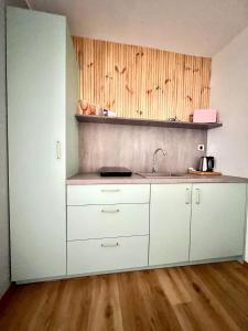 Kuchnia lub aneks kuchenny w obiekcie "Ku Słońcu" -Pokoje& Apartamenty - Jastrzębia Góra