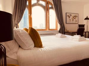1 dormitorio con 1 cama blanca grande y ventana en Spacious 2 Bedroom City pad in Old Street London, en Londres