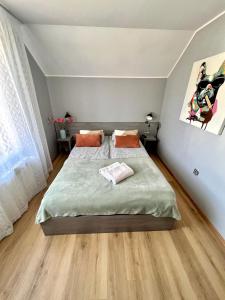 Łóżko lub łóżka w pokoju w obiekcie "Ku Słońcu" -Pokoje& Apartamenty - Jastrzębia Góra
