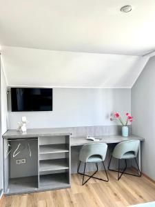 Telewizja i/lub zestaw kina domowego w obiekcie "Ku Słońcu" -Pokoje& Apartamenty - Jastrzębia Góra