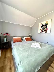 Łóżko lub łóżka w pokoju w obiekcie "Ku Słońcu" -Pokoje& Apartamenty - Jastrzębia Góra