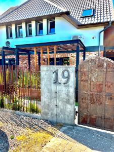 dom z numerem przed bramą w obiekcie "Ku Słońcu" -Pokoje& Apartamenty - Jastrzębia Góra w Jastrzębiej Górze