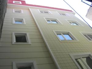 Downtown Merkez Suites في طرابزون: اطلالة جانبية على مبنى شبابيكه