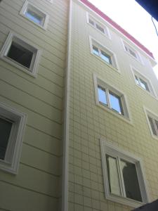 Downtown Merkez Suites في طرابزون: مبنى بنوافذ بيضاء من جانبه