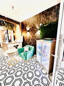 una habitación con una silla verde y una mesa en Trendy apartments en Entebbe